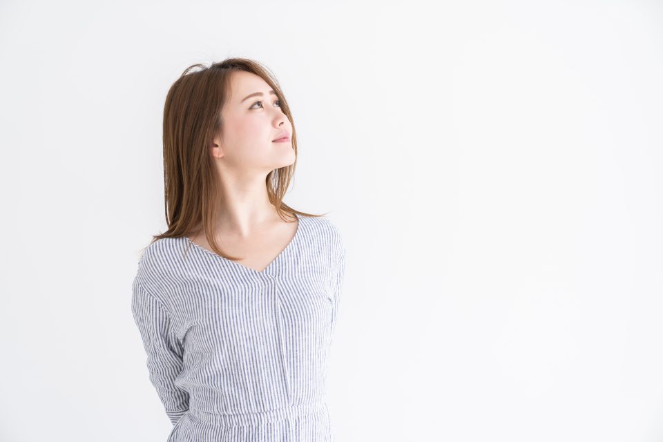 リラックスする女性(long-straight hair)