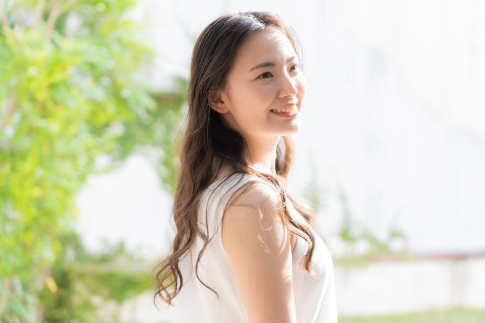 若い日本人女性　ヘアーケア　ビューティ(long perm)